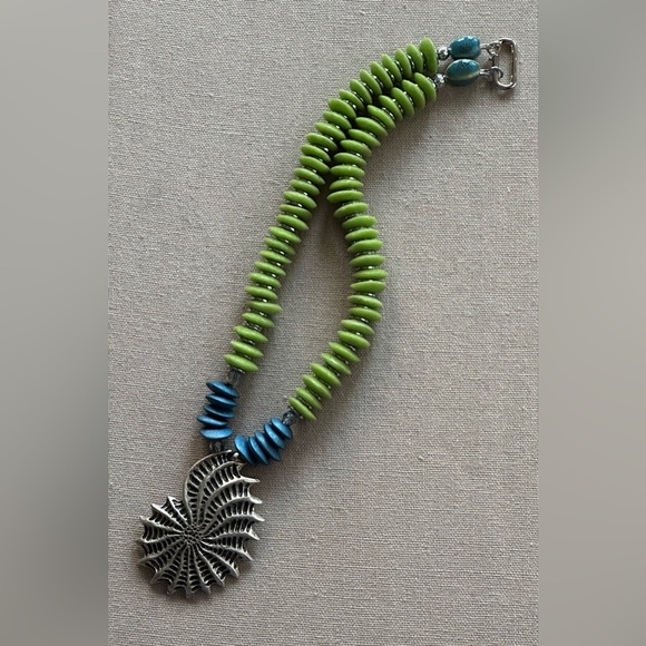 22 inch green and blue beachy necklace NWOT - Picture 3 of 15